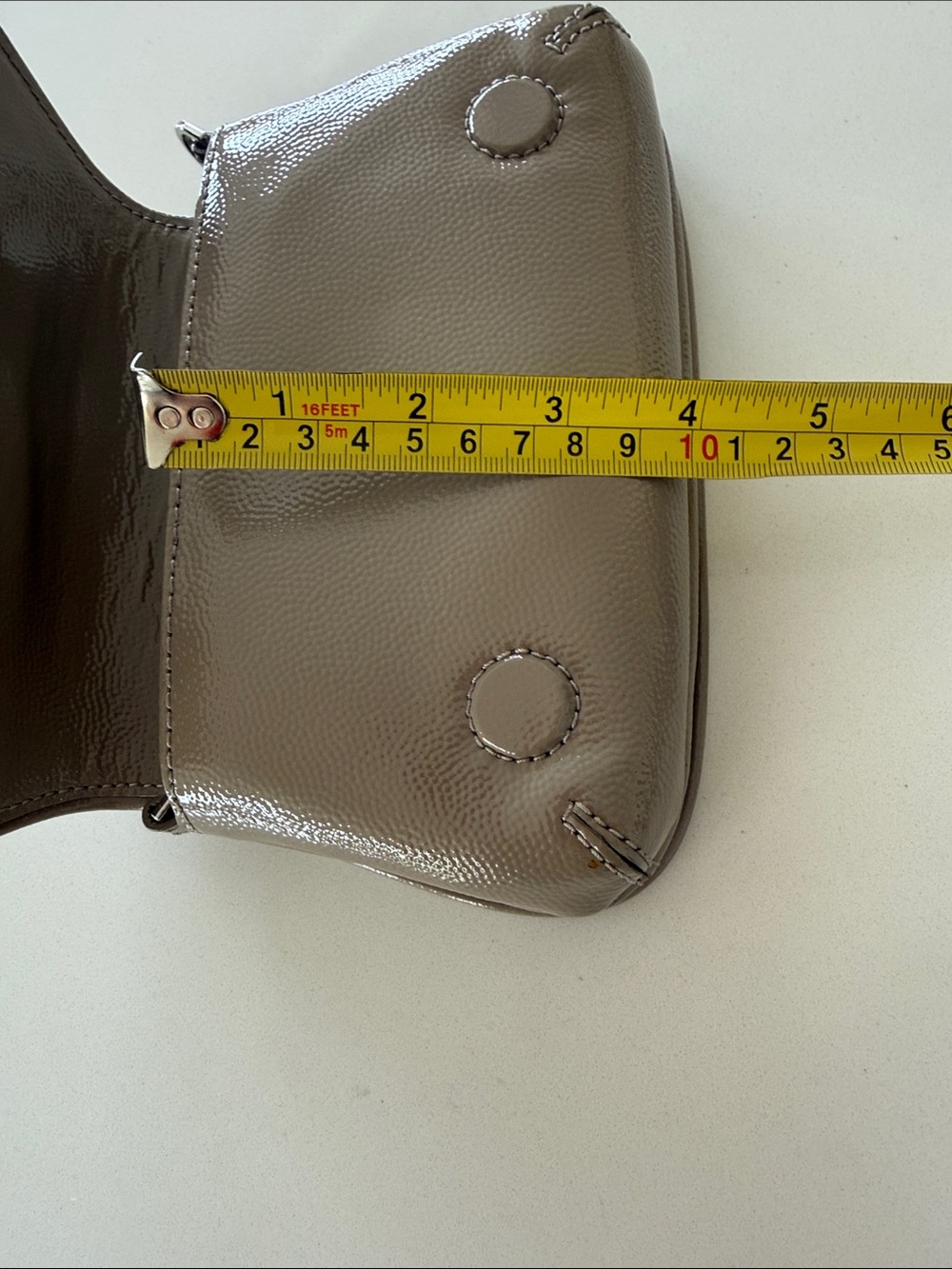 PRISTINE Tory Burch Pebbled patent Taupe Leather - Removable Crossbody Strap - Picture 11 of 12